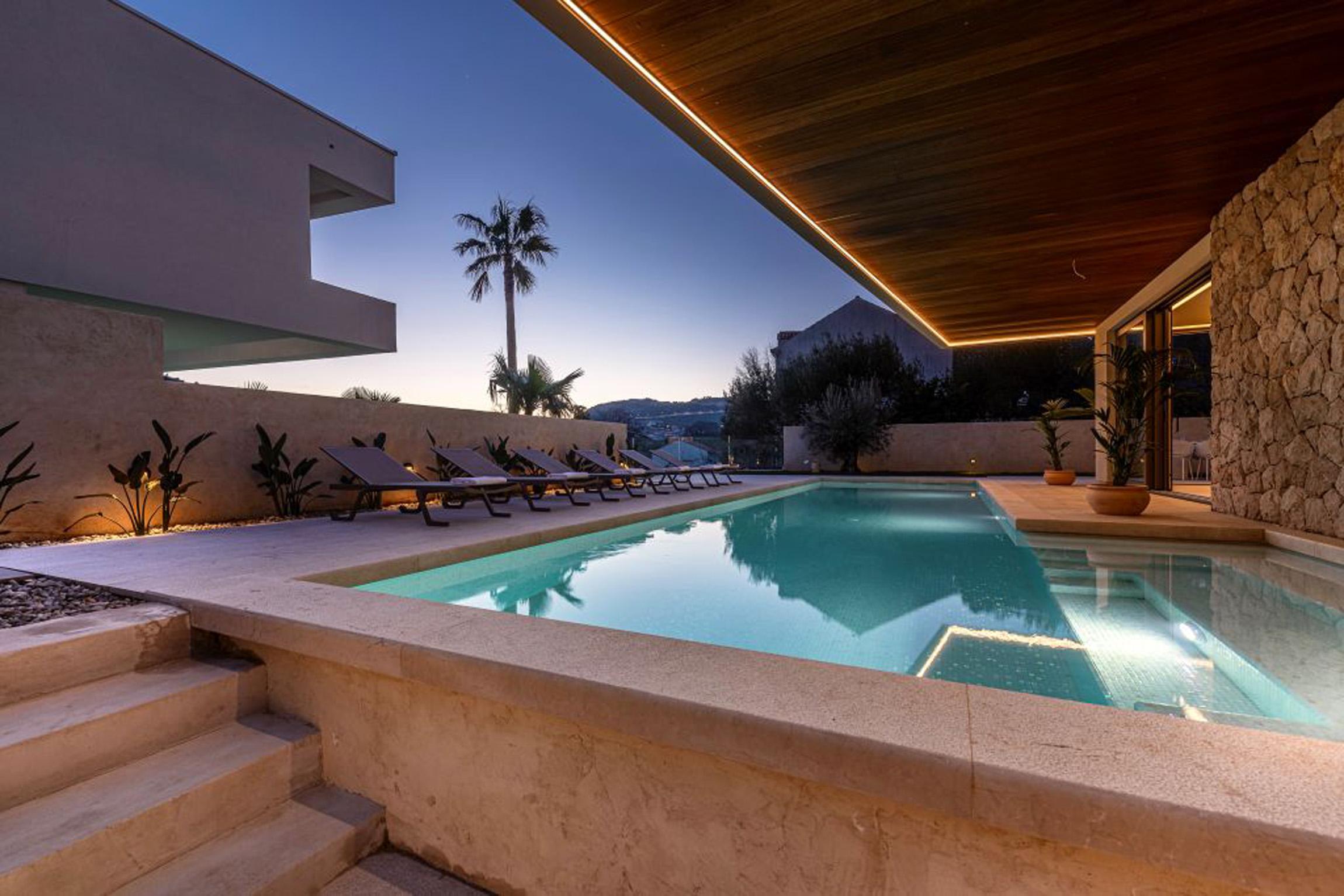 unique-Villa West